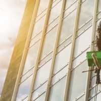 Mężczyzna pracujący na wysokości